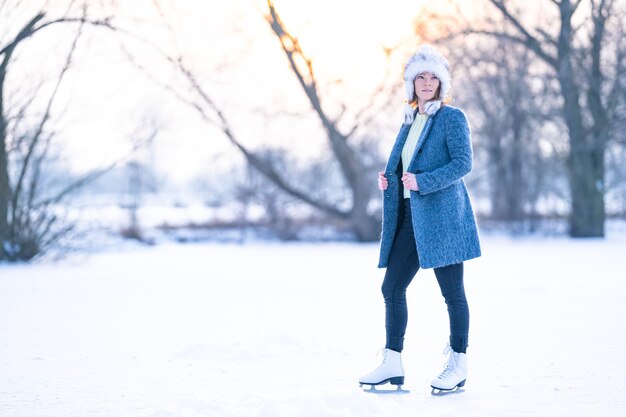 Photo ice skating on a frozen pond in winter banner