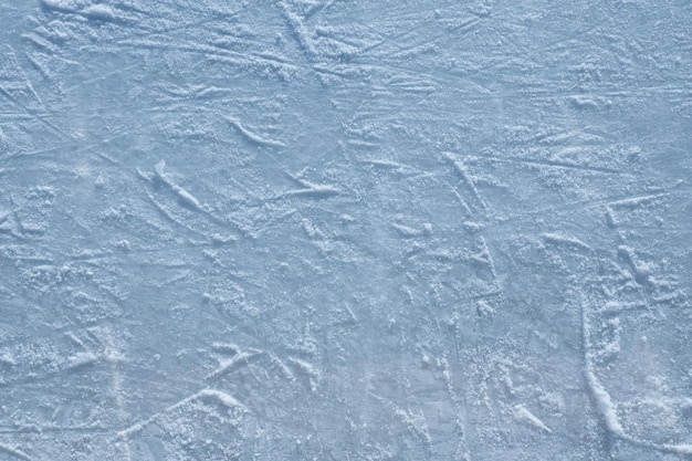 アイス スケート リンク、氷、雪を切る。ウィンター スポーツ。氷の表面の傷。クローズ アップ写真