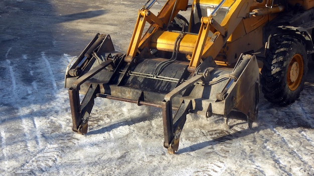 道路から氷や雪を除去する