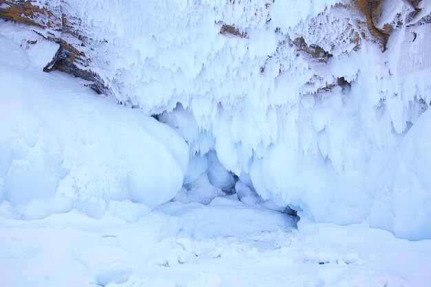 氷がバイカル岩に飛び散る、抽象的な冬景色