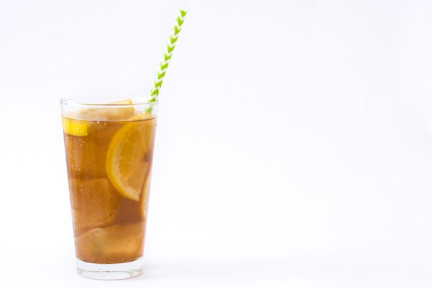 Photo ice tea with lemon isolated on white