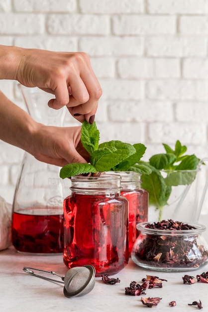 Tè freddo alla menta e bicchiere di frutta