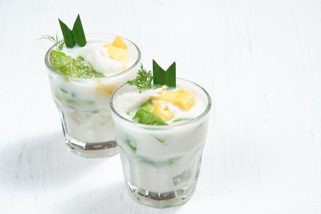 ice teler ndonesische fruitcocktail Avocado jonge kokos jackfruit geserveerd met kokosmelk