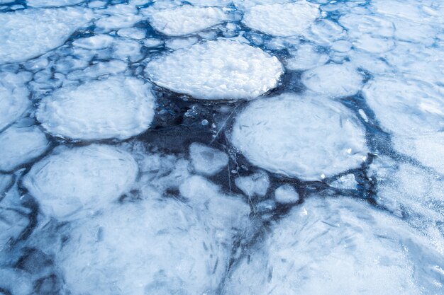 Текстура льда на воде озера в зиме outdoors. абстрактный ледяной фон