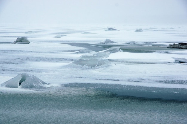 冬の凍ったフィンランド湾の氷の火山