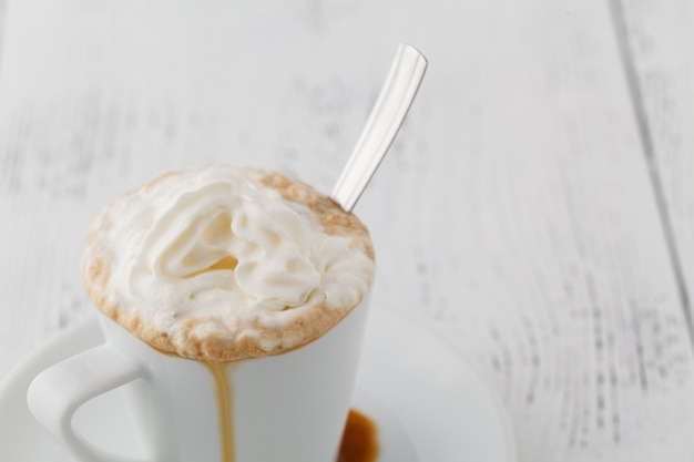 Photo ice and whip cream coffee with chocolate topping close up