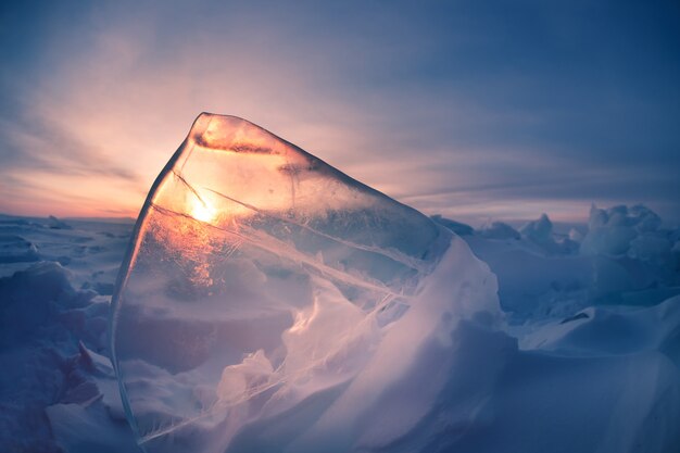 Foto ghiaccio sul lago baikal d'inverno all'alba. baikal, siberia, russia. bellissimo paesaggio invernale. messa a fuoco selettiva.