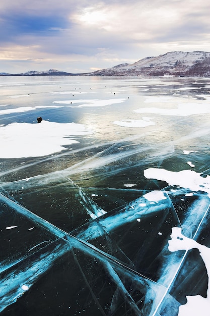 Лед с трещинами на озере. Красивый зимний пейзаж