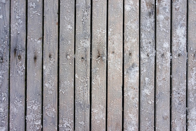 Лед на деревянных досках