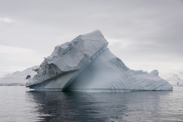 南極海の氷山