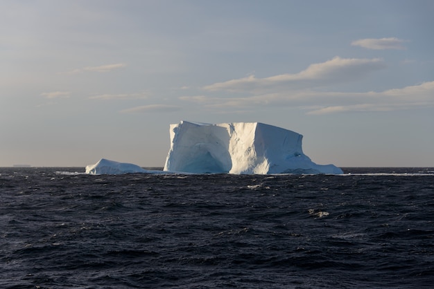 남극 바다에서 빙산