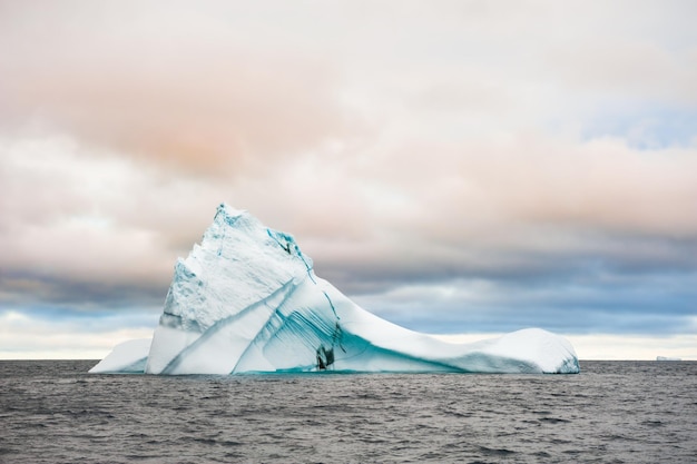 Foto iceberg nell'oceano atlantico nella groenlandia occidentale
