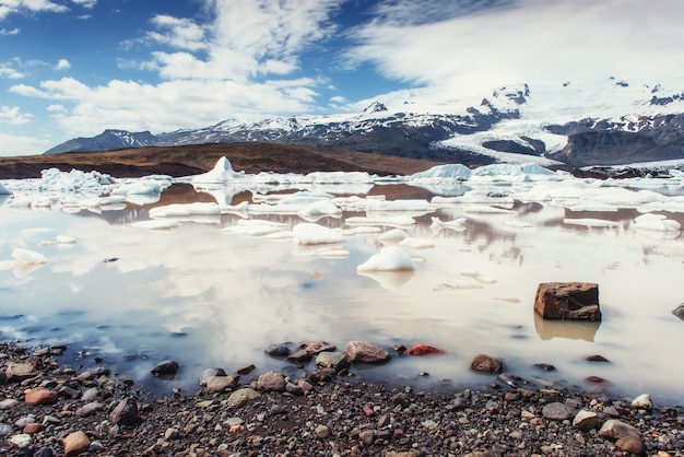 Photo iceberg glacier lagoon fjallsarlon. cumulus white clouds reflect