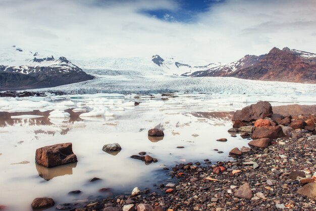 Iceberg Glacier Lagoon Fjallsarlon. Cumulus witte wolken weerspiegelen