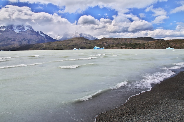 Foto iceberg sul lago lago grigio paesaggio