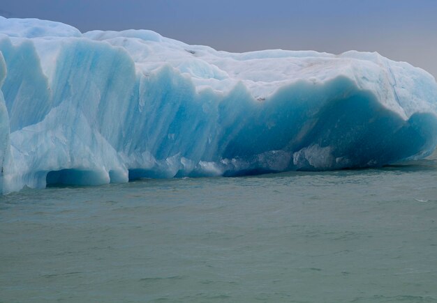 Foto paesaggio di iceberg nelle gelide acque della patagonia