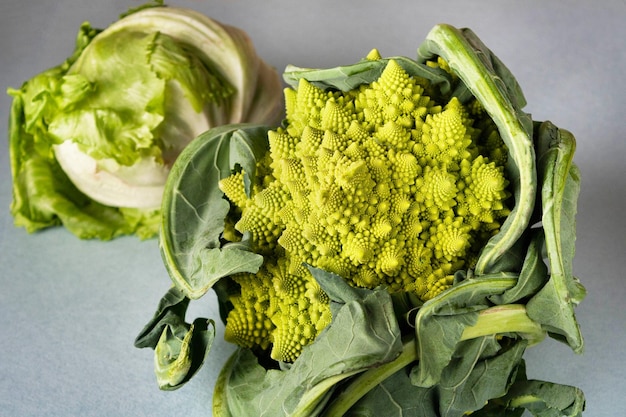 Photo iceberg lettuce and romanello cabbage healthy food