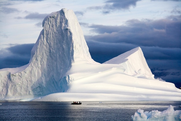 Айсберг в Скорсбисунде на востоке Гренландии