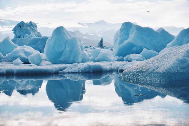 Foto iceberg in mare contro il cielo