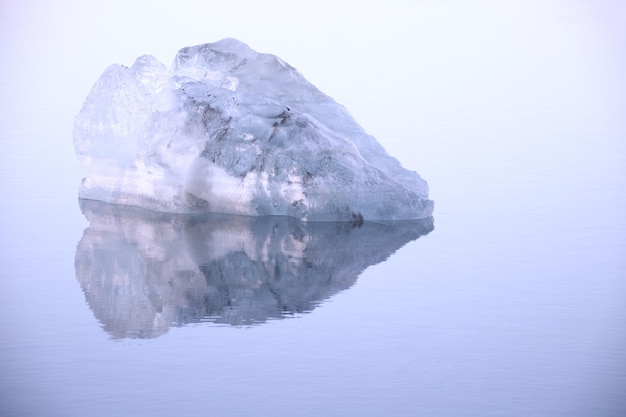 Foto un iceberg in mare