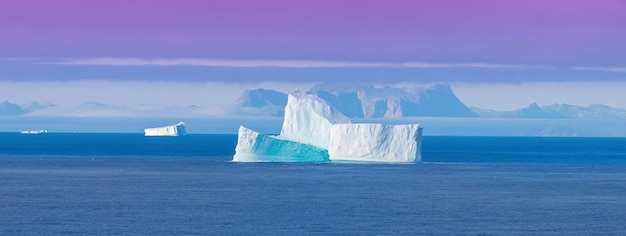 イルリサット・ディスコ湾近くの北極圏、グリーンランド近くのクルーズ船での休暇から見た氷山