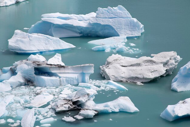 Foto iceberg e pezzi di ghiaccio che galleggiano in un lago