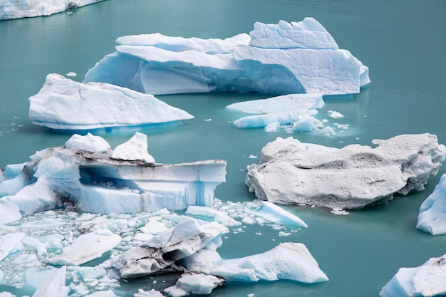 Foto iceberg e pezzi di ghiaccio che galleggiano in un lago