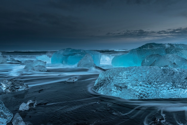 Photo icebergs at diamond beach in iceland