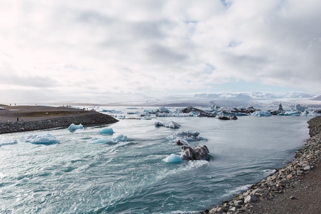 写真 日没時のアイスランドの氷河ラグーンの氷山