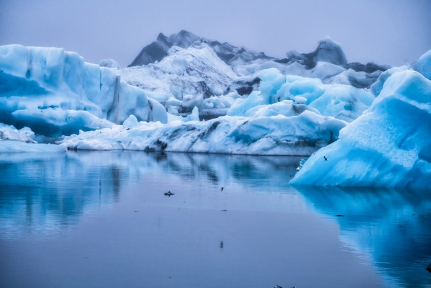 写真 アイスランドのヨークルサルロン氷河ラグーンの氷山。