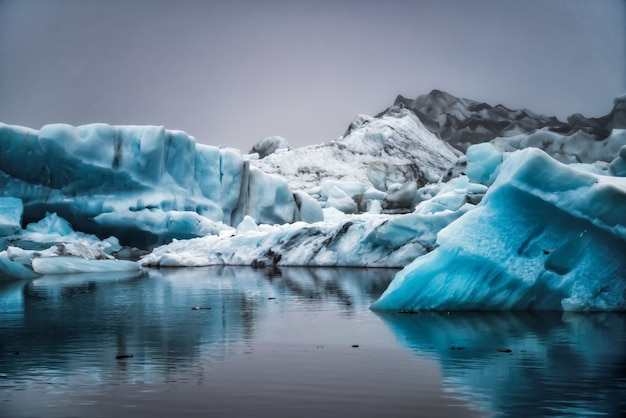 Фото Айсберги в ледяной лагуне jokulsarlon в исландии.