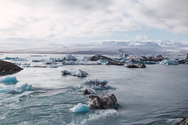 写真 アイスランドのラグーンにある氷山。氷河国立公園の一部です。太陽に照らされたアイスランドの最高峰