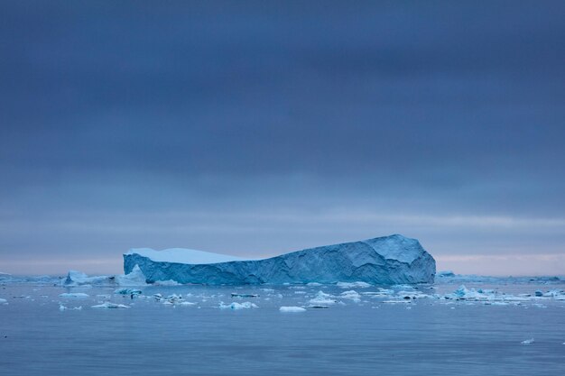 Фото Айсберги в море на фоне неба