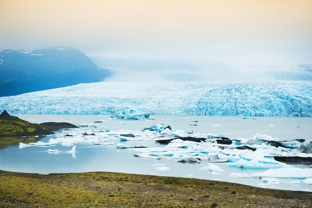 Айсберги в ледниковом озере. ледник ватнайокудль, лагуна фьялсарлон, юг исландии