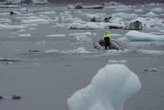 Айсберги в jokulsarlon и вид сзади лодки