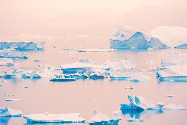 그린란드의 해가 지는 동안의 빙산 대서양 Ilulissat Icefjord 그린란드