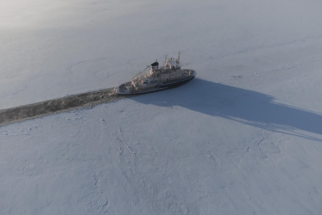 Icebreaker legt een route aan in de ijsvelden van het Noordpoolgebied