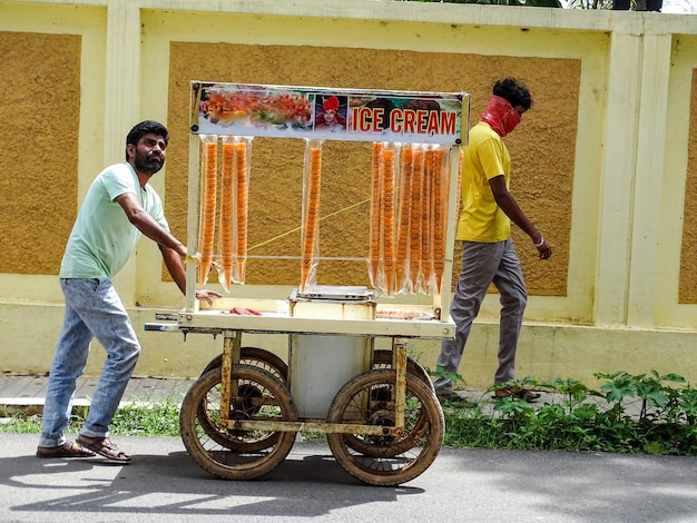 Photo the icecream seller in the street