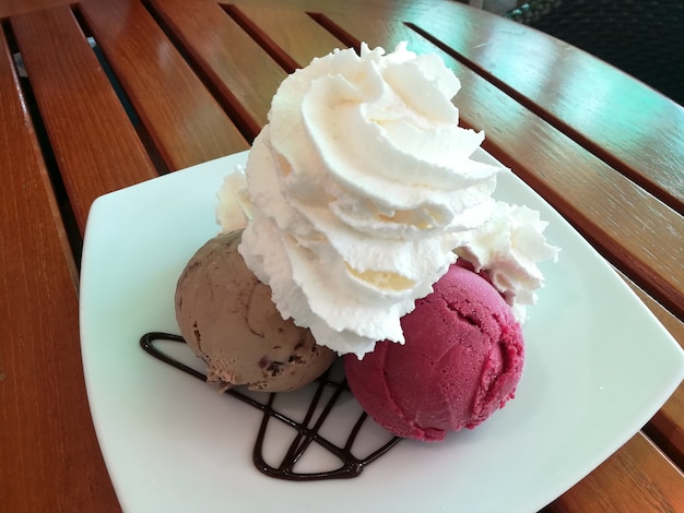 Photo icecream with wipping cream in summer