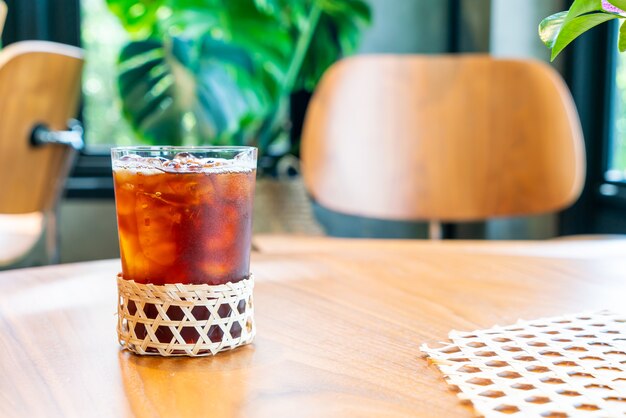 写真 コーヒーショップカフェレストランでアイスアメリカーノコーヒーグラス