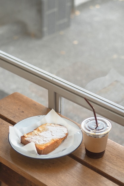 Iced americano en brood in de ochtend