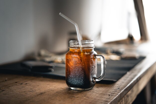 Iced Americano iced latte op tafel in huis