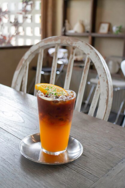 Foto iced americano zwarte koffie mengsel van sinaasappelsap