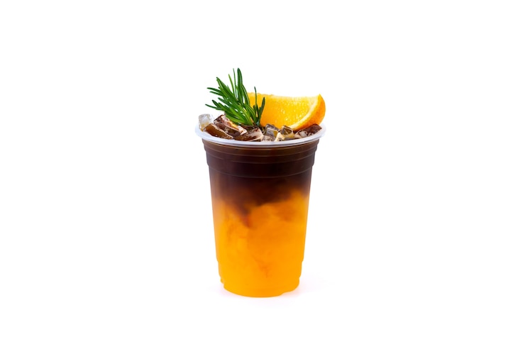 Foto iced americano zwarte koffie mix van jus d'orange geïsoleerd op een witte achtergrond.