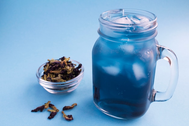 Фото Холодный синий цветочный чай в стакане