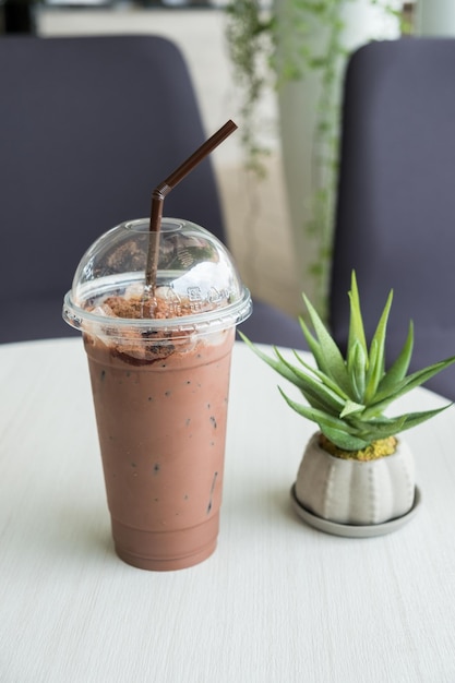 Iced cacao plastic glas met cactusdecoratie op tafel