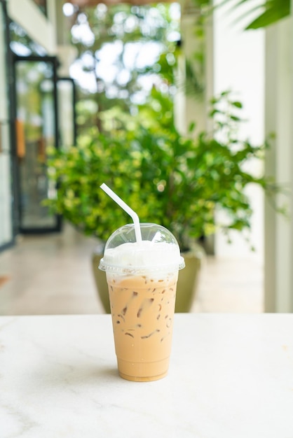 Bicchiere da caffè cappuccino ghiacciato sul tavolo