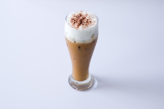 стакан кофе капучино со льдом на белом фоне