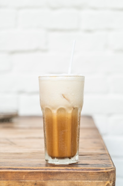 iced cappuccino koffie glas in café