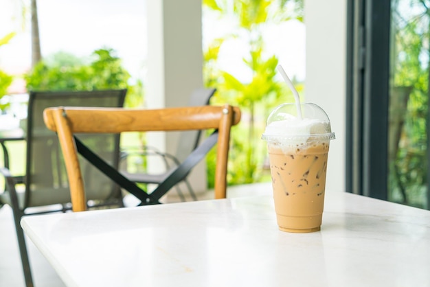 Iced cappuccino-koffieglas op tafel in het café van de coffeeshop